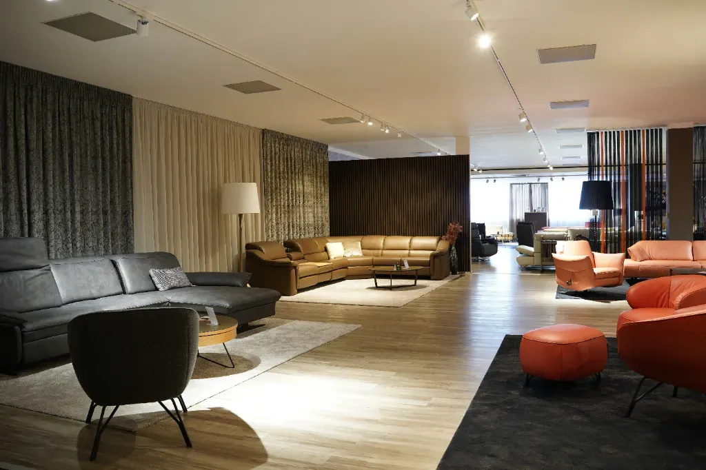 Zakupy w salonie meblowym